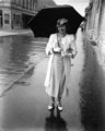 Ha esik, ha fúj, pózolni mindig lehet, a győri Széchenyi téren is (1934)