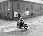 Azért van a motorbicikli, hogy használjuk, a pécsi felhőszakadásban is (1963)