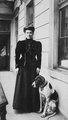 Magyar Bálint nagyapjának második felesége, Visy Masa kutyájával 1908-ban