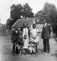 Dabronyi család a kutyájával 1923-ban