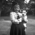 Egy dunakeszi kislány a kutyájával (1938)