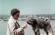 Egy nő eteti a kutyáját az esztergomi várban (1938)