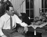 Jávor Pál kiskutyájával 1939-ben