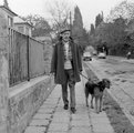 Várkonyi Zoltán rendező sétáltatja a kutyáját (1972)