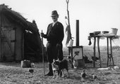 Idős férfi a Hortobágyon kutyájával (1980)