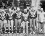 Jimmy Doolittle (középen) saját repülője személyzetével és néhány kínai bajtársukkal az akció után