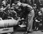 Doolittle egy, a háború előtt a japánok által a japán-amerikai barátság jegyében az egyik amerikai tisztnek adományozott kitüntetést rögzít az egyik bombára a bevetés előtt.