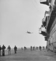 Egy járőröző amerikai repülőgép a japánok közeledtéről figyelmeztető üzenetet dob a USS Hornet fedélzetére