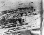 Az egyik B–25-ös fedélzetéről készített légifelvétel a jokoszukai haditengerészeti támaszpontról a Tokiói-öbölben