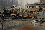 A járókelők mellett a kiégett autó-, tank és villamosroncsok is a város összképéhez tartoztak 1956 őszén
