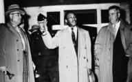 King nyugalomra inti a tömegeket, miután a bojkottmozgalom során, 1956 januárjában bombatámadás érte a házát