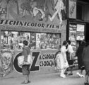 „A legnagyobb filmszenzáció a Hófehérke óta” – moziplakátok a Corvin (akkor Kisfaludy) köz 2-nél. (1940)