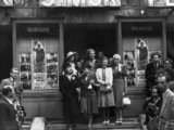 Csoportkép és a mai műsor. A Corvin mozi bejáratánál pózolók között Simor Erzsi színésznő. (1940)