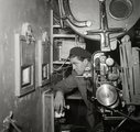 Mozigépész a vetítőgépházban munka közben (1954)