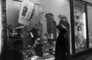 Női ruhabolt kínálata (1955)