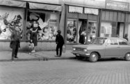 Fővárosi Mértékutáni Cipőkészítő Vállalat vásárlócsalogató kirakata a Garay téri üzletek között (1968)