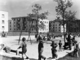Sztálinvárosi gyerekek (ma dunaújvárosi felnőttek), a Május 1. utcai házak mögötti játszótéren (1953)
