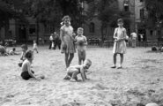 A Károlyi-kert homokjában lenni jó (1955)