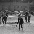 Izgalmas a meccs a Szervita (Martinelli) tér melletti játszótéren. (1960)