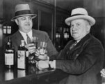 Izzy Einstein (j) és Moe Smith (b), az alkoholcsempészek ádáz üldözői