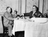 Izzy Einstein és Moe Smith néhány ital kíséretében ünnepli a tilalom végét a Hotel Edisonban. Ekkor már életbiztosítással foglalkoztak.