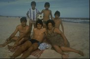 A fiatal Maradona családjával a tengerparton