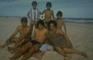 A fiatal Maradona családjával a tengerparton