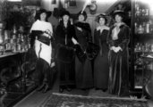 Rosemary Leveson-Gower (balról a második) más nemes hölgyek társaságában 1913 1913-ban