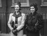 Freda Dudley Ward (balra) Lady Birkenhead mellett Adrian Michael Berry keresztelőjén 1937-ben