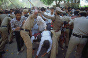 Indira Gandhi halála után India-szerte szikhellenes zavargások törtek ki, a harcoknak több ezer szikh esett áldozatul. Az indiai rendőrség olykor brutálisan lépett fel.