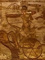 II. Ramszesz íjával, harci szekerén a kadesi csatában az Abu Szimbel-i Ramszesz-templom egyik reliefjén (Kr. e. 1274) (kép forrása: Wikimedia Commons)