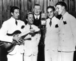 Első bandája, a Hoboken Four hamar felbomlott, ám a család által üzemeltetett bárban Sinatra később is állandó fellépő volt, a vendégek közt pedig a maffia is képviseltette magát.
