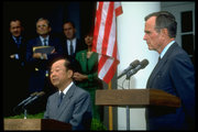 George H. W. Bush amerikai elnök 1991-ben hivatalosan is bocsánatot kért a japán-amerikaiaktól a második világháború alatt elszenvedett megaláztatásaikért.