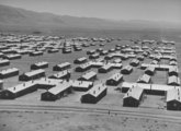 A japán-amerikaiak második világháború alatti lakhelyéül kijelölt táborok első ránézésre nem sokban különböztek az európai haláltáborok barakkfalvaitól
