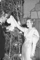 Ginger Rogers, 1932 – a színésznő egy megkapó fehér szatén estélyiben kápráztatja el a közönséget egy Los Angeles-i karácsonyi partin. Ruhájának ezüst gyöngyei jól illeszkednek a karácsonyfa díszeihez.