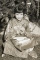 Anna May Wong, 1932 – Hollywood első kínai származású sztárja hagyományos kínai ünnepi öltözékben egy karácsonyi összejövetelen a Christy Hotelben.