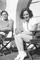 Lupe Vélez, 1932 – a mexikói színésznő férjével, a magyar származású Johnny Weissmüllerrel a kaliforniai Palm Springsben töltötte az ünnepeket. A kevesebb néha több elve mentén egyszerű rövid ujjú ingben, rövidnadrágban és Oxford stílusú cipőben mutatkozott, mind szép, vakító fehér színben.
