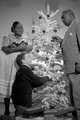 Hattie McDaniel, 1947 – az Elfújta a szél című filmben nyújtott felejthetetlen alakításáért az első Oscar-díjjal kitüntetett afroamerikai színésznő a CBS rádión, majd az ABC televízión futó Beulah című szituációs komédia díszletei közt dekorál egy karácsonyfát a többi stábtaggal.