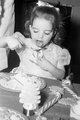 Liza Minelli, 1948 – a kis Liza belekóstol a karácsonyi finomságokba egy gyermekeknek tartott ünnepségen 1948-ban. Judy Garland dédelgetett lánya fehér kötényruhában és hozzá való hajmasnival sugározza az ünnepi hangulatot.