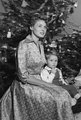 Ingrid Bergman, 1952 – a svéd színésznő némi ízelítőt ad hazája karácsonyi tradícióiból a karácsonyfa előtt ülve fiával.