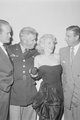 Marilyn Monroe, 1953 – a színésznő férje, Joe DiMaggio baseballsztár (jsz), William Dean tábornok (k) és Bob Hope, az amerikai fegyveres erők legfőbb szórakoztatója (bsz) társaságában egy utóbbi által szervezett karácsonyi bálon fekete, pánt nélküli taft-nagyestélyiben és hosszú kesztyűben mulat 