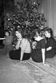 Sophia Loren, 1955 – Az olasz színésznő egy egyszerű kámzsanyakú pulóvert és fekete nadrágot öltött magára az 1955-ös családi karácsonyra. Mögötte kifogástalanul feldíszített karácsonyfa látható.