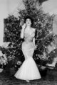 Gina Lollobrigida, 1961 – az olasz filmsztár egy szenzációs pánt nélküli estélyiben lett lencsevégre kapva 1961 karácsonyakor. A flitteres díszítések és a tüll alsórész által legalább olyan ünnepi kisugárzása van, mint a mögötte álló fának.