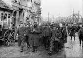 Német hadifoglyok vonulnak a Gellért téren. Több településről „csak” a német nemzetiségű, illetve nevű személyeket hurcolták el. A nőket is.