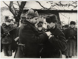A civileket összegyűjtő szovjet járőrök a forgalmasabb tereken is gyakran lesben álltak, hogy az arra járóknak csapdát állítsanak