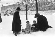 Szánkóval a pasaréti hóban, 1920 (Fortepan/Szerdahelyi Márk)