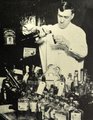 William D. McNally, egy chicagói halottkémi vegyész a rendőrség által lefoglalt alkoholból vett mintákat vizsgál laboratóriumában – a minták közül több fából származó alkoholt is tartalmazott