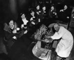 Fiatal nők ünneplik a szesztilalom végét életük első legálisan fogyasztott sörével egy bárban, 1933.