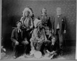 Buffalo Bill (k) Varjú Sas és Ülő Bika lakota törzsfőkkel