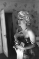 Marilyn Monroe egy üveg Chanel No. 5 parfümmel